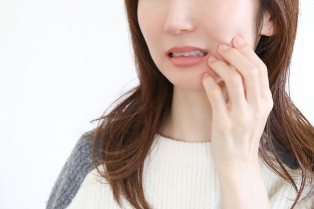 むし歯で歯が痛い女性